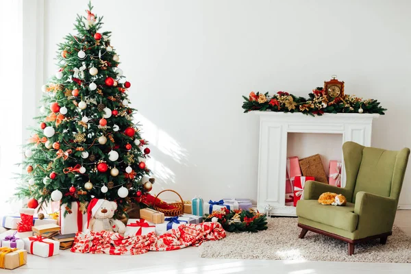 Arbre de Noël près de la fenêtre avec décor cadeau pour la nouvelle carte de vacances intérieure de l'année — Photo