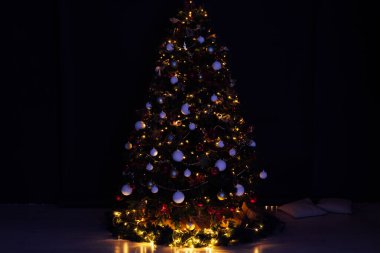 Noel ağacı çelenkleri aydınlatır Yeni yıl arifesi ışığı