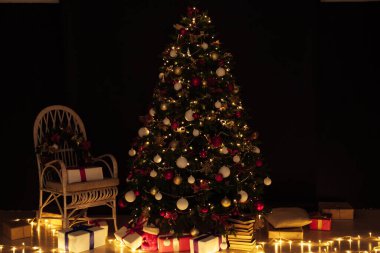 Noel ağacı çelenkleri aydınlatır Yeni yıl arifesi ışığı