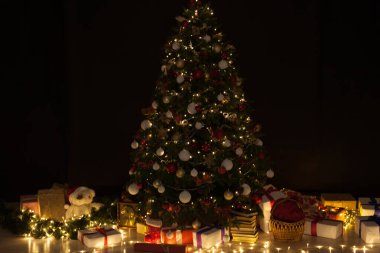 Noel ağacı çelenkleri aydınlatır Yeni yıl arifesi ışığı