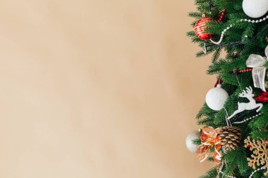 Yeni yıl için dekoru topları olan Noel ağacı dalları yazıtlar için yer