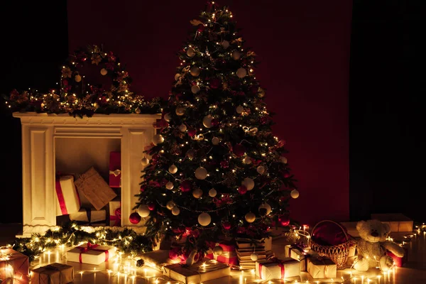 Árbol de Navidad brilla luces guirnaldas Año Nuevo Noche Pared Roja —  Fotos de Stock