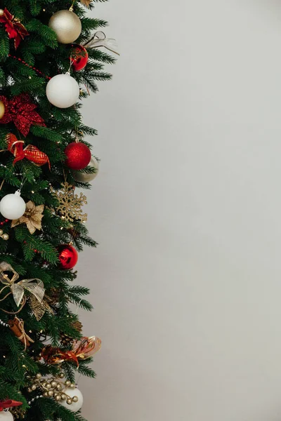 Vánoční stromeček větvičky s ozdobnými míčky na nový rok místo pro nápisy — Stock fotografie