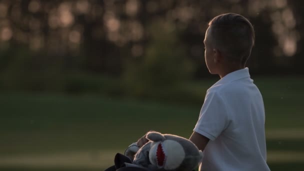 年轻的高尔夫球手坐立不安, 同时等待他的拍摄高尔夫球场 — 图库视频影像