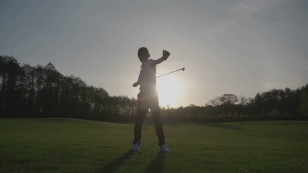 Sziluettjét Junior Golf naplementébe.