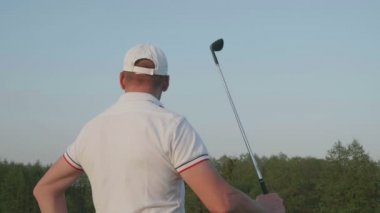 Erkek golfçü golf club ders.