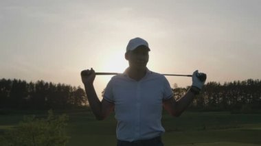 Erkek golfçü golf club ders.