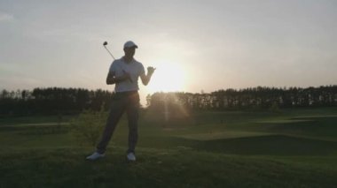 Erkek golfçü golf club ders.