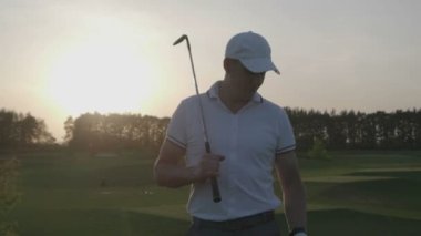 Erkek golfçü golf club ders.