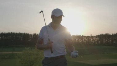 Erkek golfçü golf club ders.