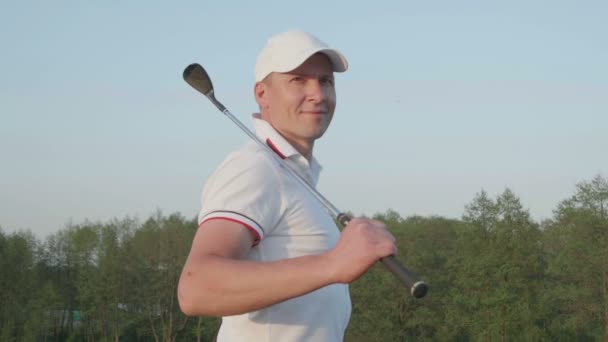 Mužské golfista golf club hřiště. — Stock video