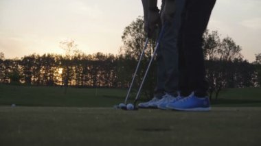Ağır çekim Shot yeşil topu koyarak golfçüler