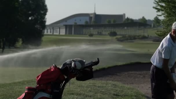 Junior golfista hrát golf na léto s bít střílel na zelené trávě — Stock video