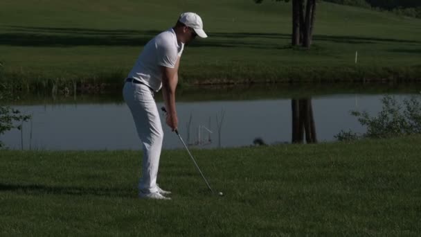 Golfista realiza un tiro de golf desde el fairway . — Vídeo de stock