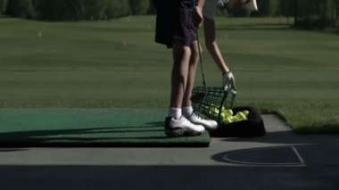 Genç Golf driving range, yan görünümden üzerinde onun golf salıncak uygulamaları