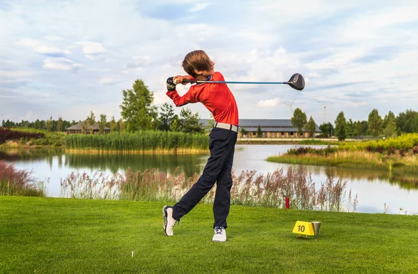 Chłopiec gry w golfa — Zdjęcie stockowe