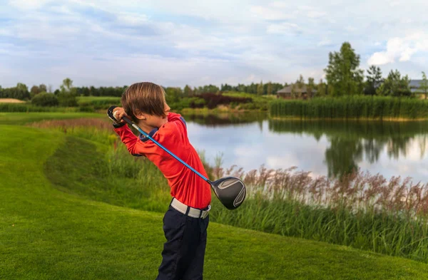 Niño jugando al golf — Foto de Stock