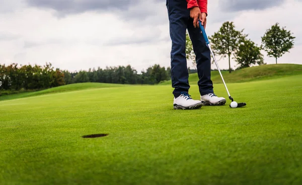 Golpe de golf en verde — Foto de Stock