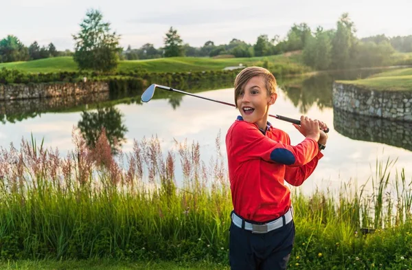 Garçon de 12 ans jouant au golf sur un terrain de golf — Photo