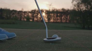 Golfstream Kiev Golf Club, Kyyivska Oblast, Ukrayna 04.05.2018. Junior golfçü seçerek golf club, sahası. Gün batımına doğru. Profesyonel golfçü iskambil Golf Sahası