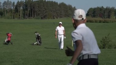Mükemmel golf sahasında yaz gününde yürüyüş onun oğlu golfçüler ile mutlu adam