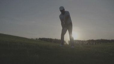 Mükemmel golf sahasında yaz gününde yürüyüş onun oğlu golfçüler ile mutlu adam