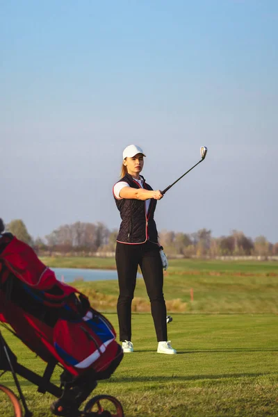 Junge schöne Frau trainiert Golf — Stockfoto