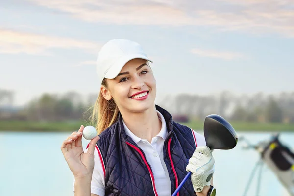 Genç ve güzel bir kadın sonbaharda golf antrenmanı yapıyor. — Stok fotoğraf