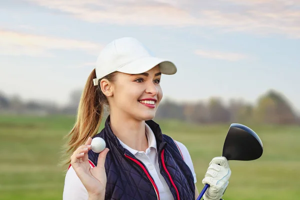 Junge schöne Frau trainiert im Herbst Golf — Stockfoto