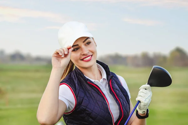 Genç ve güzel bir kadın sonbaharda golf antrenmanı yapıyor. — Stok fotoğraf