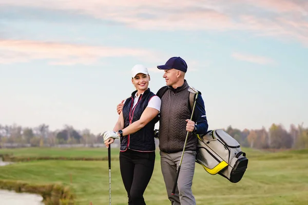 Genç kadın ve adam golf oynuyorlar — Stok fotoğraf