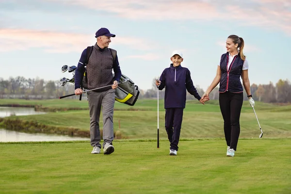 Familia feliz está jugando golf en otoño — Foto de Stock