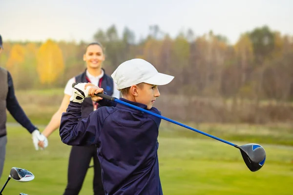 Familia feliz está jugando golf en otoño — Foto de Stock