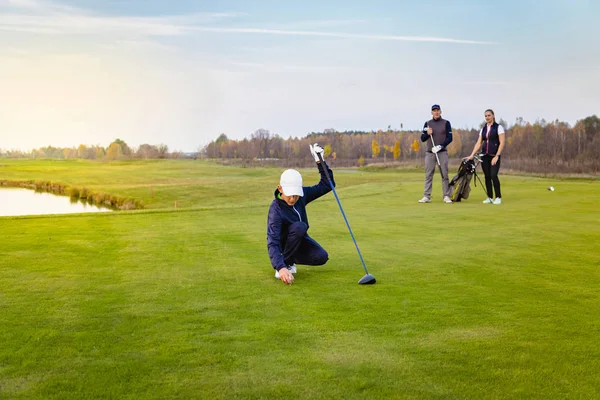 Família feliz está jogando golfe no outono — Fotografia de Stock
