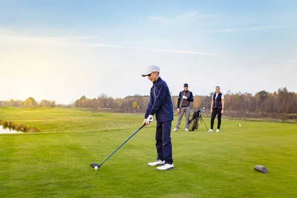 Família feliz está jogando golfe no outono — Fotografia de Stock