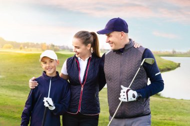 Mutlu aile sonbaharda golf oynuyor