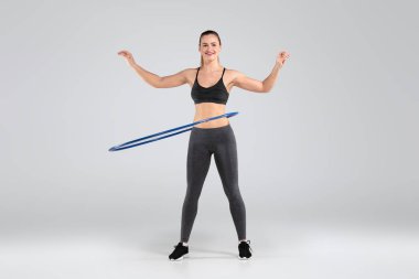 Güzel kadın hula hoop ile yapıyor