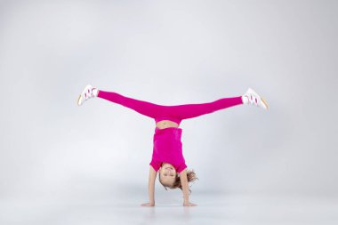 Beyaz kız eşofman, spor egzersizleri yapıyor