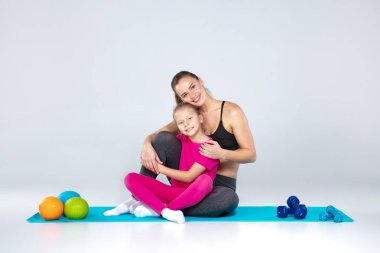 Slamballs ile sportif kadın ve 10 yıl yaşlı kız