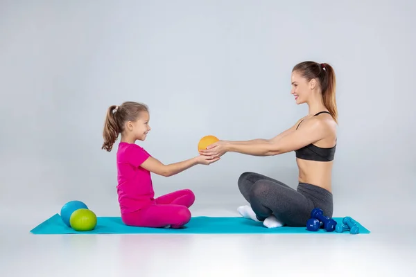 Mujer deportiva y niña de 10 años con slamballs — Foto de Stock