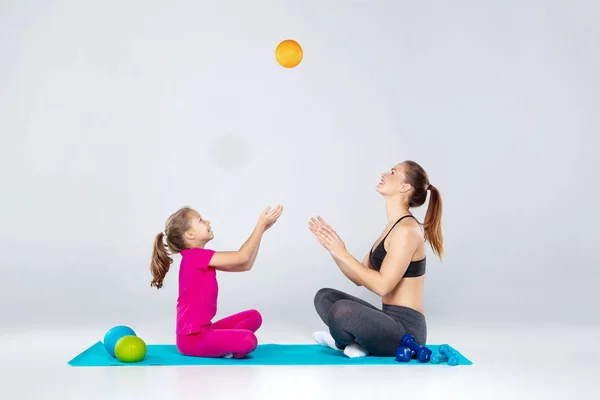 Mujer deportiva y niña de 10 años con slamballs — Foto de Stock