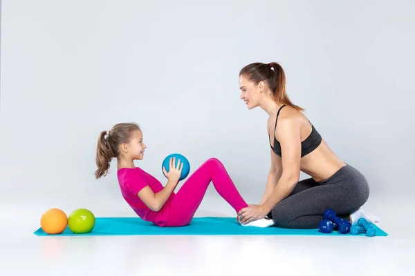 Mujer deportiva y niña de 10 años con slamballs — Foto de Stock