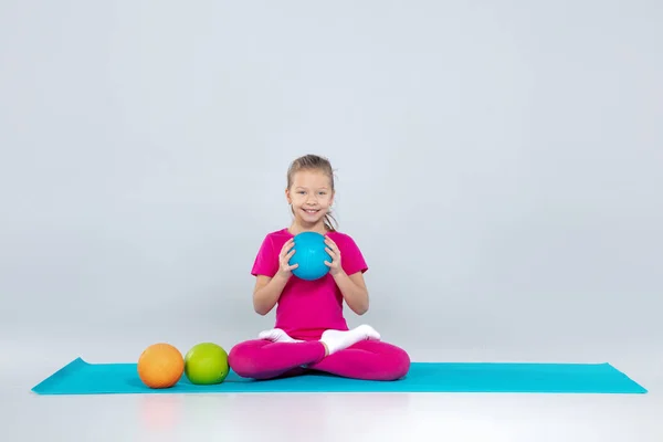 Yoga topları ile genç beyaz sportif kız — Stok fotoğraf