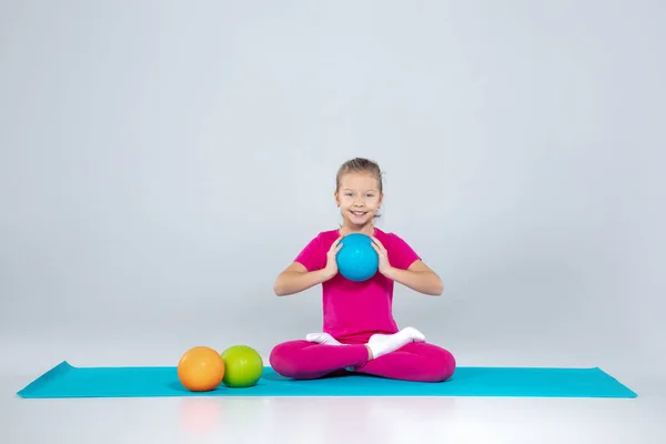 Yoga topları ile genç beyaz sportif kız — Stok fotoğraf