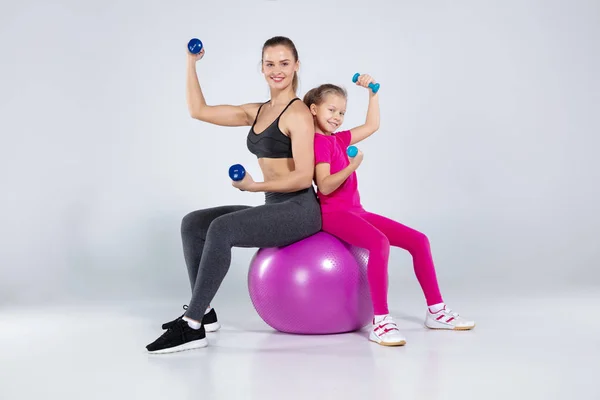 Mujer atlética y buena chica haciendo ejercicios deportivos — Foto de Stock