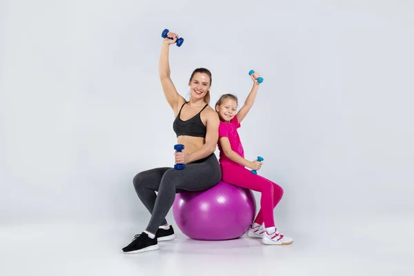 Mujer atlética y buena chica haciendo ejercicios deportivos — Foto de Stock