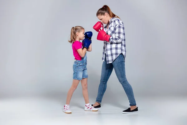 Fitness dziewczyny i jej córka są boks — Zdjęcie stockowe