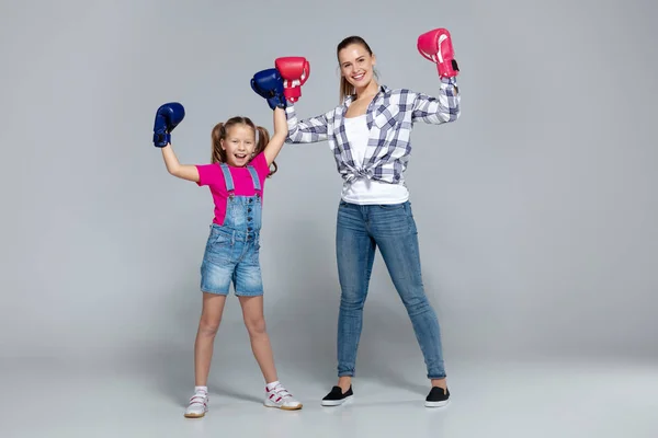 Mujer fitness y su hija están boxeando — Foto de Stock