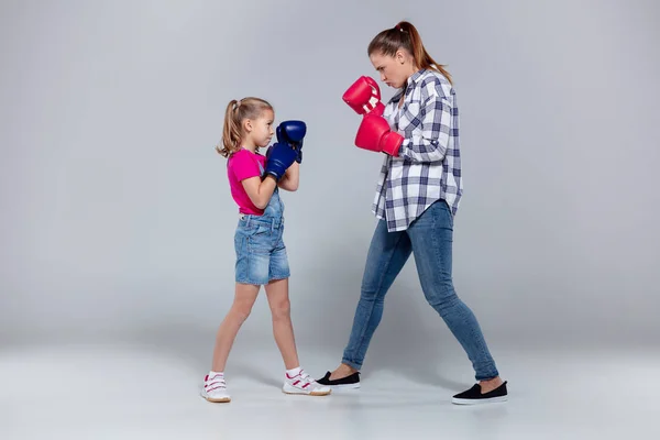 Фитнес-женщина и ее дочь занимаются боксом — стоковое фото