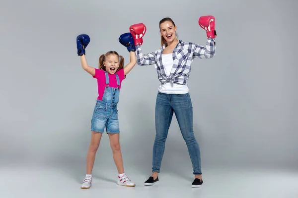 Mujer fitness y su hija están boxeando — Foto de Stock